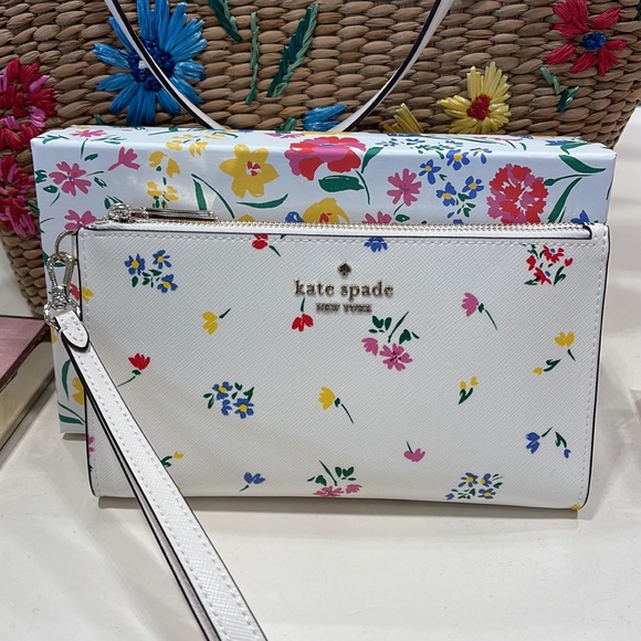 Kate Spade Staci Garden Bouquet Boxed Zip Wristlet
Cream Multi - Picture 4 of 16